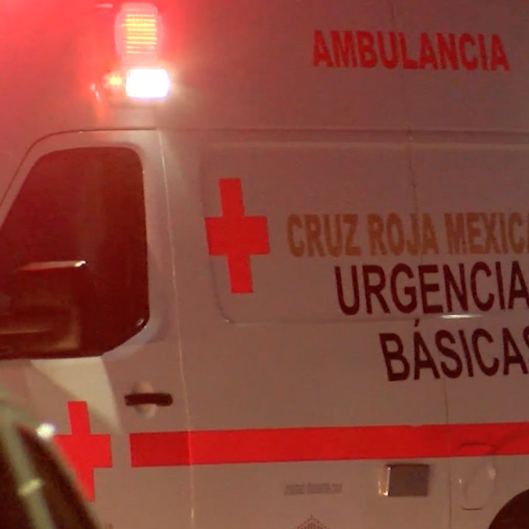 Fuertes ráfagas de viento derriban portón sobre un velador en Ejido La Concha de Torreón